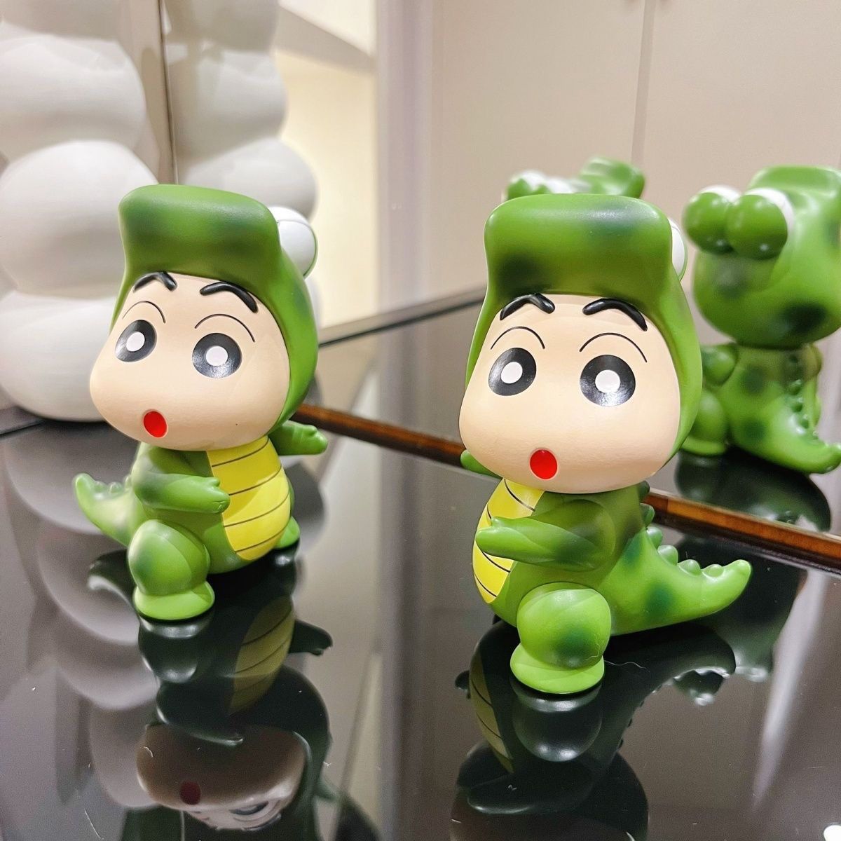 Crayon Shin-chan figurine in a - Desk Setup Design 评论和价格